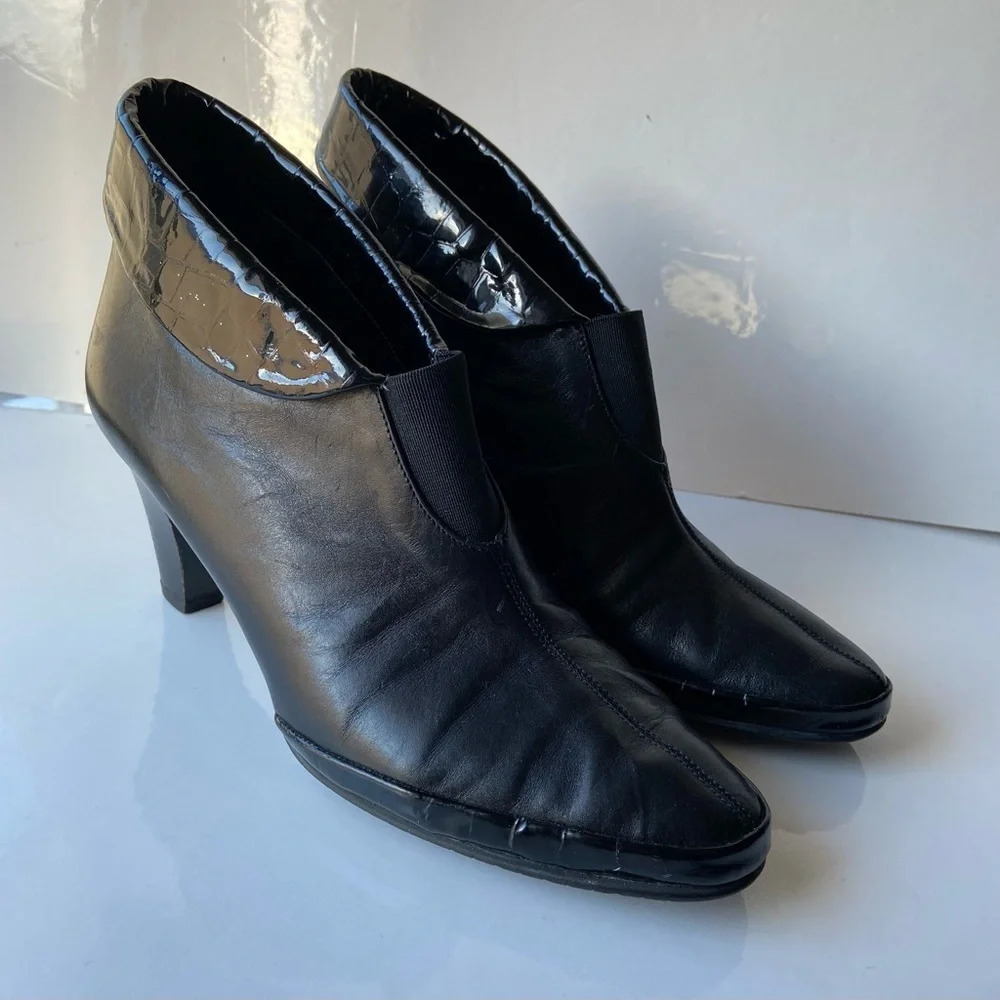 Amalfi by Rangoni Gara Suede Leather Ankle Heel Booties Sz 10.5 B